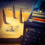 Unsterbliche Antikriegsliteratur auf meinem Schreibtisch - Bild: Wolfgang Kiessling - www.port-woling.net (Hinweis: Die Patronen sind nur symbolische Imitate)