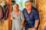 Belarus, der Autor mit einer Zeitzeugin des Verbrechens