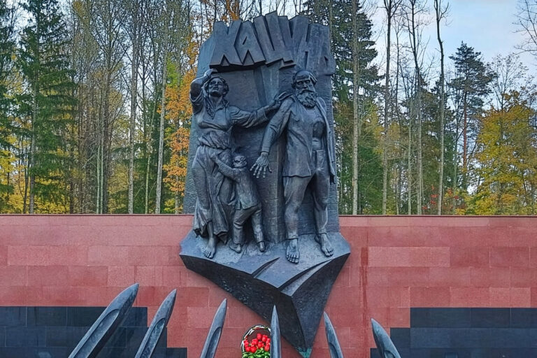 Bild: vmuzey.com/event/ekskursiya-tragediya-hacuni - Экскурсия «Трагедия Хацуни и оккупационный режим
